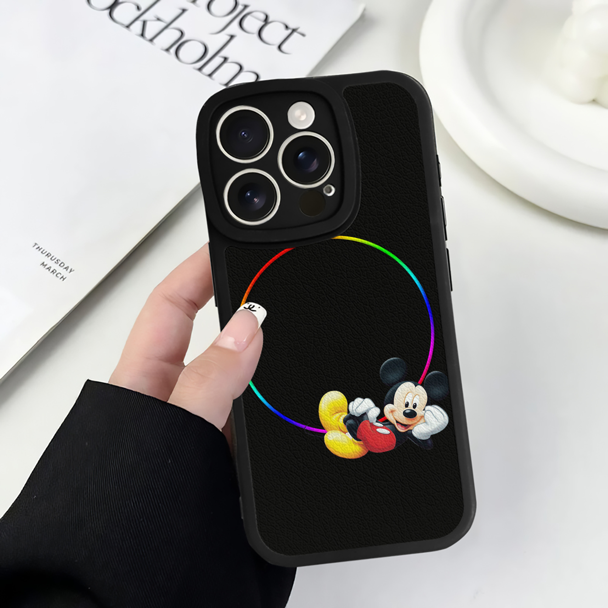 （画像用） ミッキーマウス Mickey Mouse 【iPhone 16シリーズ対応】シリコンスマホケース（レザー調） 材質：シリコン